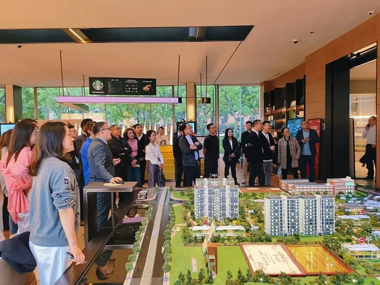 第一次 把稳住楼市股市写进《政府工作报告》